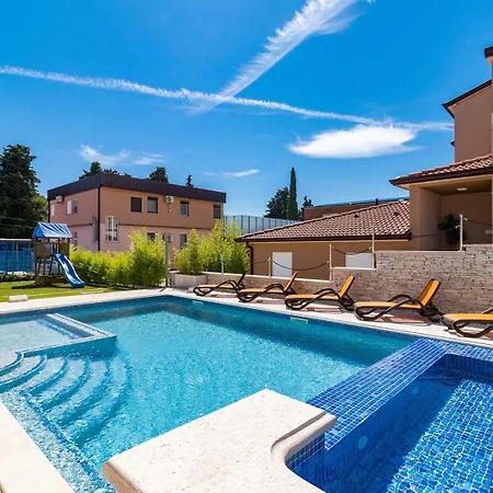 Istrakamen Villa *